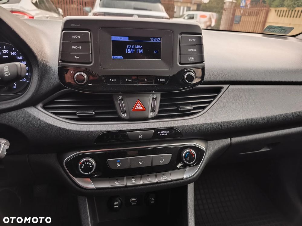 Hyundai i30 1.5 DPI Classic + - 16