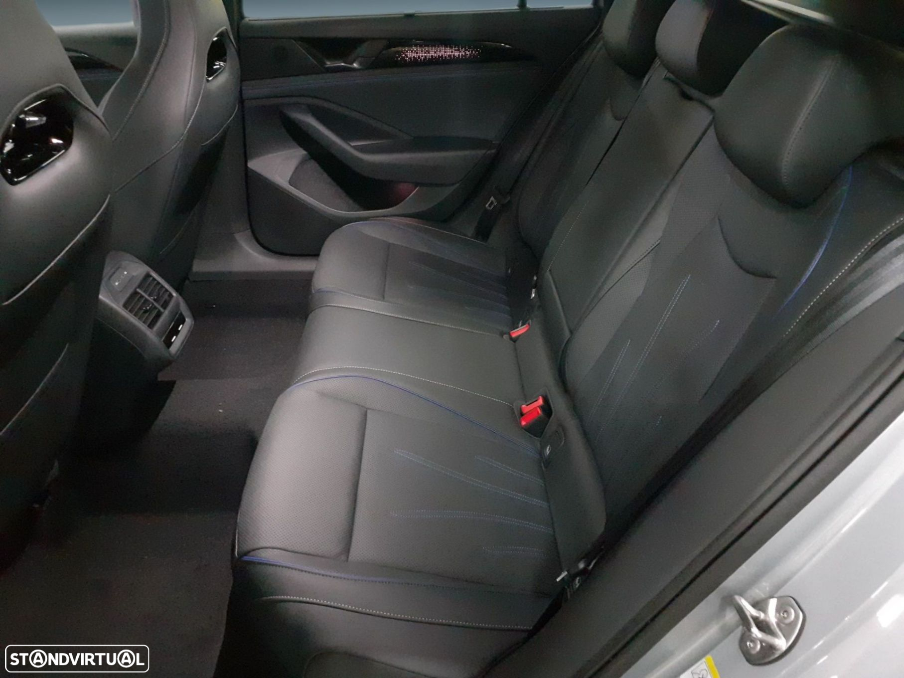 VW Passat Variant 1.5 TSI eHybrid R-Line DSG - 14