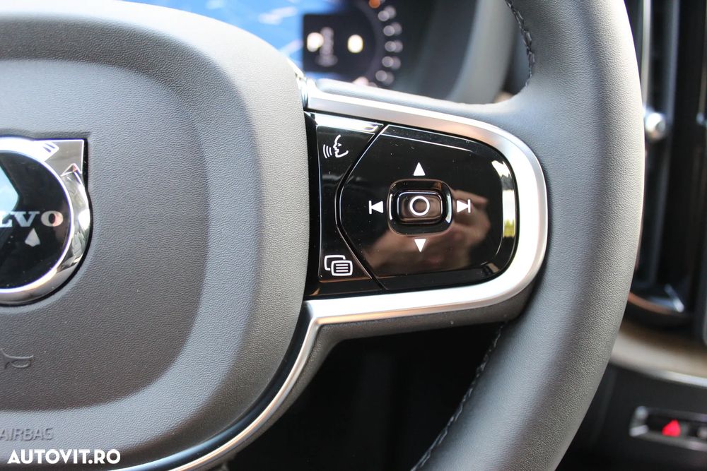 Volvo XC 60 B5 AT AWD MHEV Plus Dark - 16