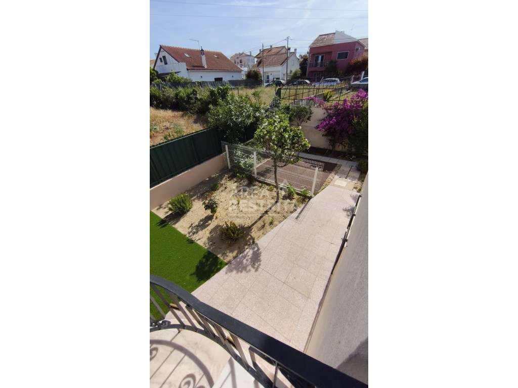 Moradia T2+1, Quinta do Conde - Com enorme potencial de expansão - Grande imagem: 3/35