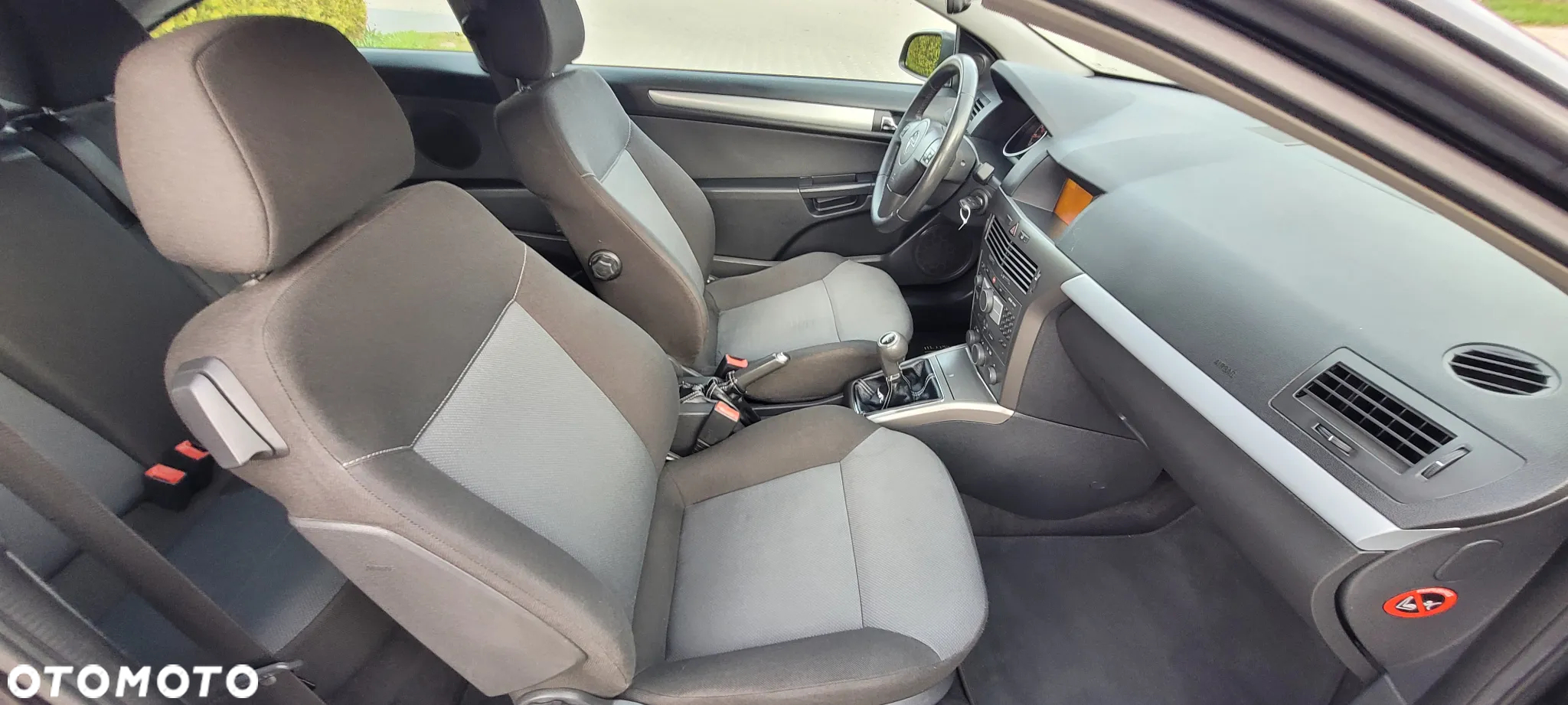 Opel Astra GTC 1.6 - 7
