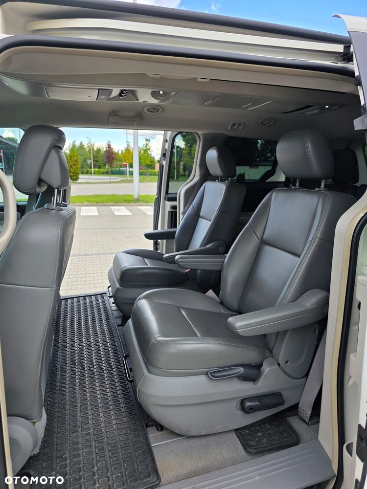 Volkswagen Routan - 10