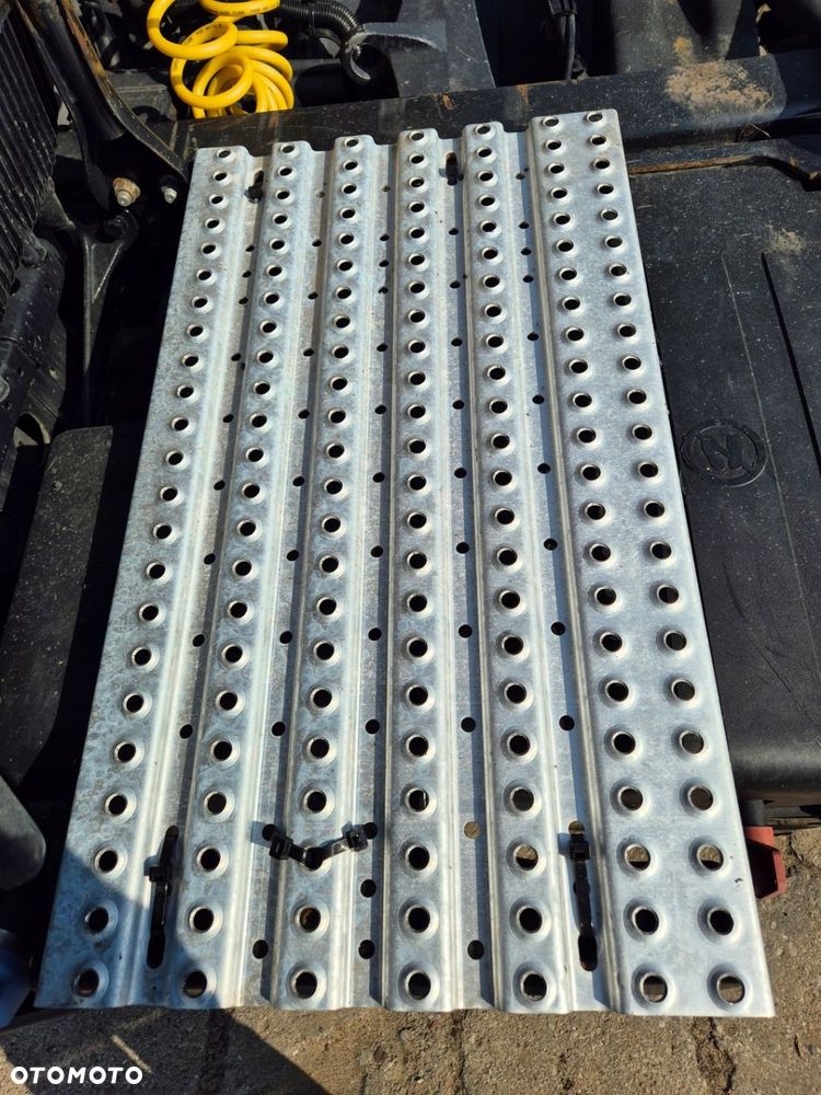 BLACHA PODEST NA RAME LEWY NA AKUMULATORY MAN TGX TGS EURO 6 - 1