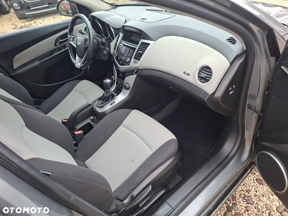 Chevrolet Cruze 1.6 LS - 15