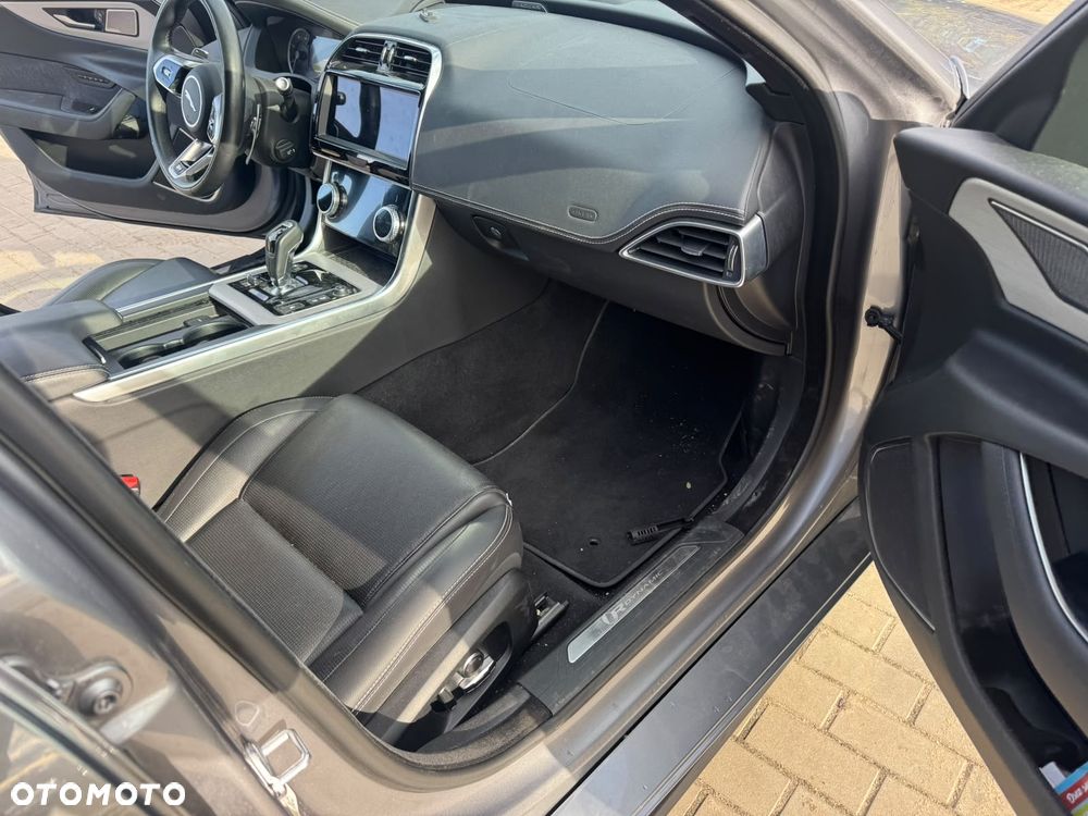 Jaguar XE 2.0 D200 mHEV R-Dynamic Black - 16