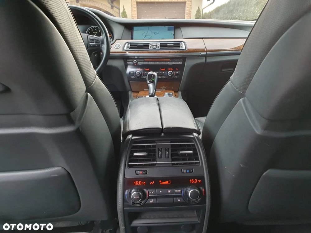 BMW Seria 7 750i xDrive - 15