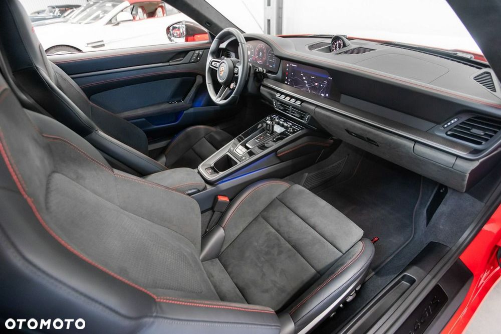 Porsche 911 Carrera 4 GTS PDK - 27
