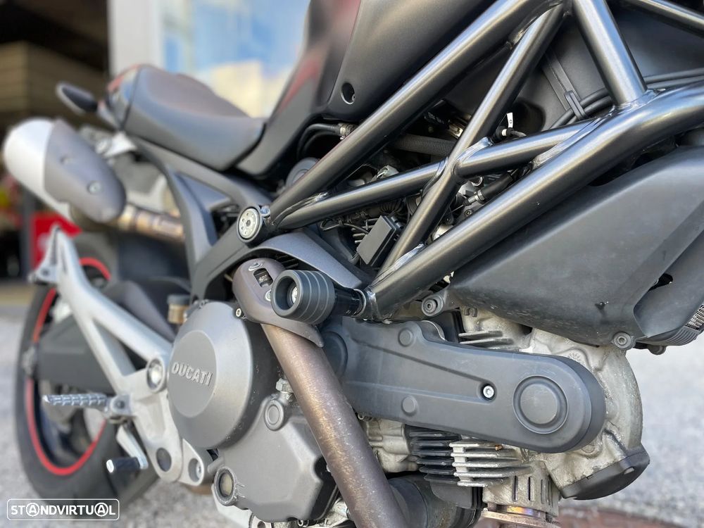 Ducati Monster 696 + - 10
