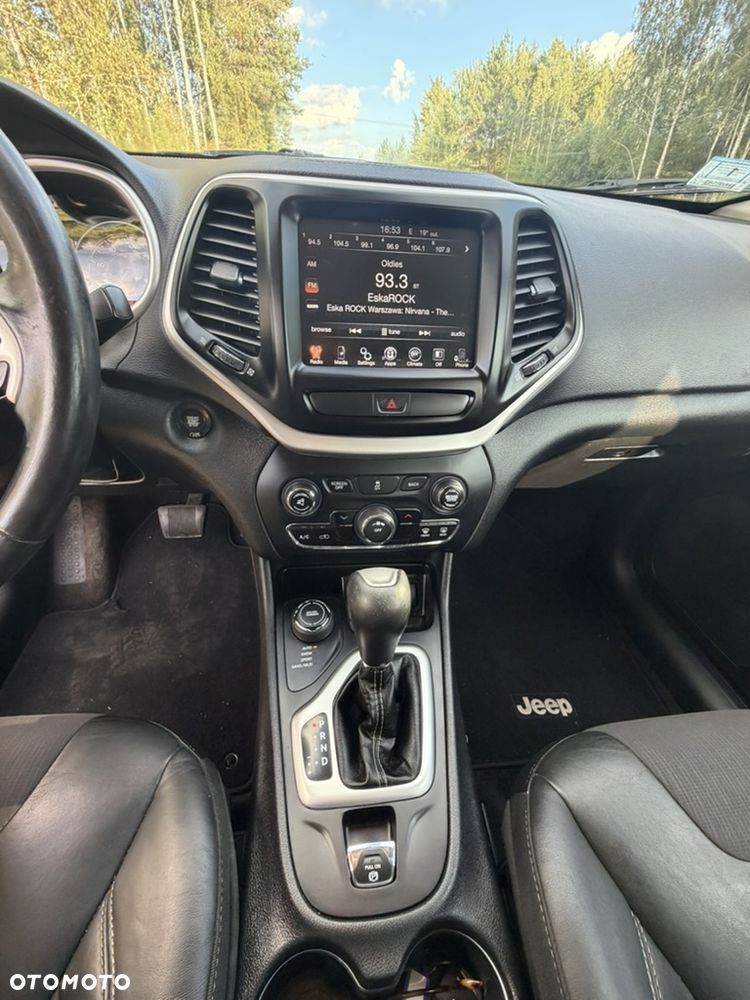 Jeep Cherokee - 25