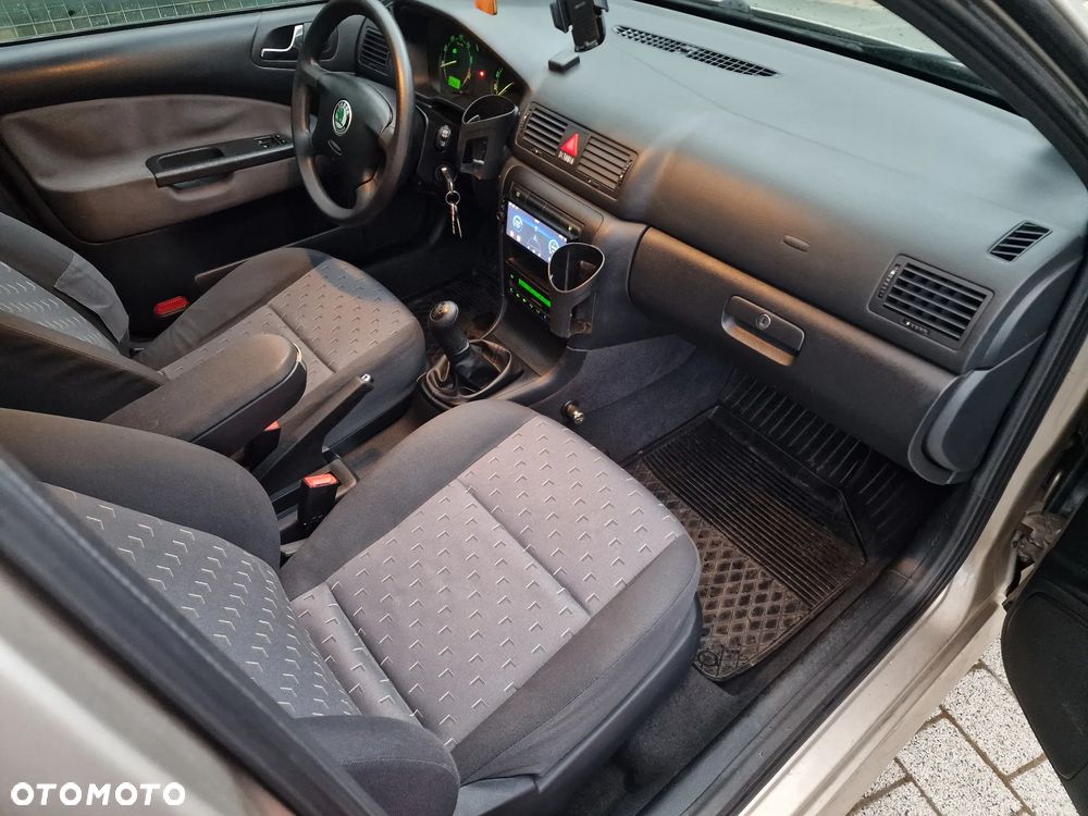 Skoda Octavia 1.6 Tour - 14