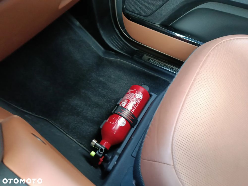 Land Rover Defender - 20