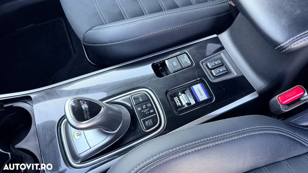 Mitsubishi Outlander PHEV 2.4 L 4X4 Intense - 19