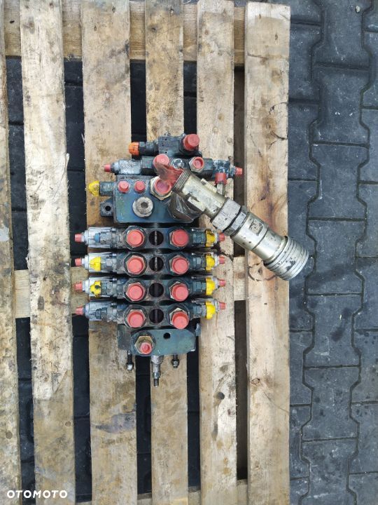 Rozdzielacz 4 sekcje Rexroth Mecalac 12 08 400 443 - 2