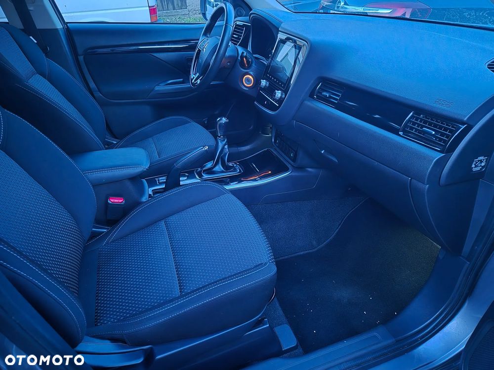 Mitsubishi Outlander - 12