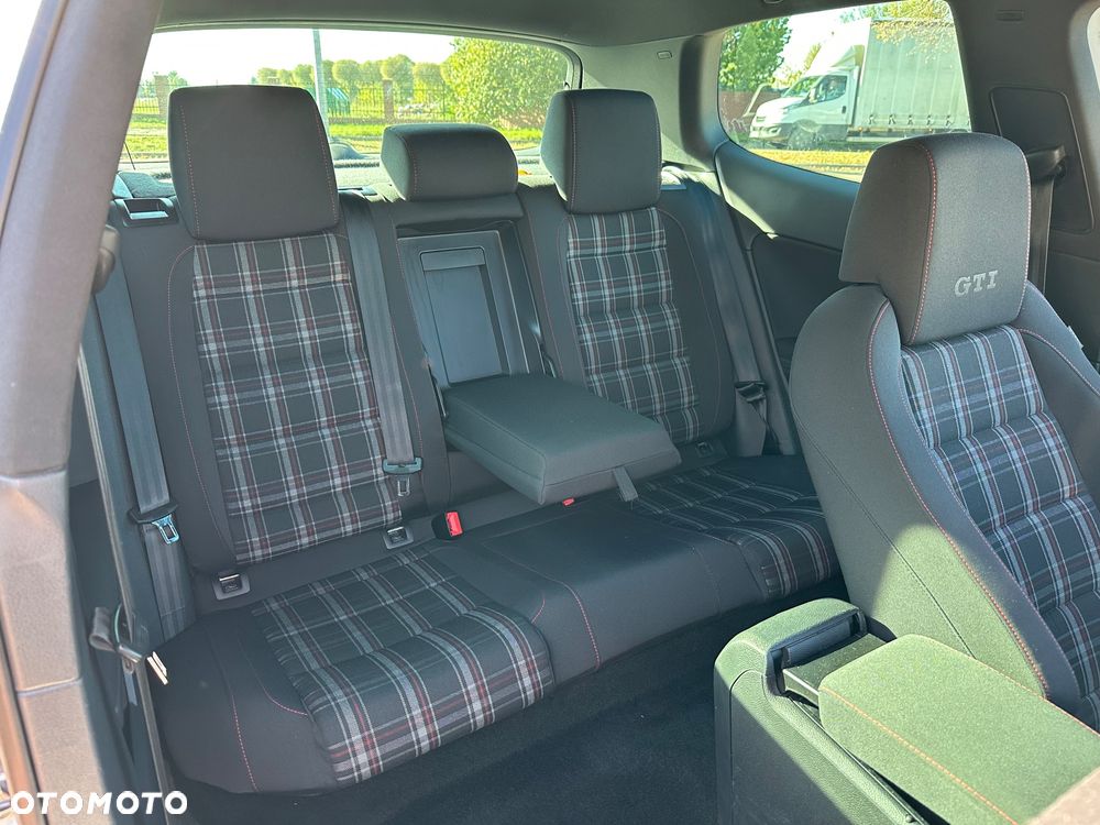 Volkswagen Golf VI 2.0 TSI GTI - 37