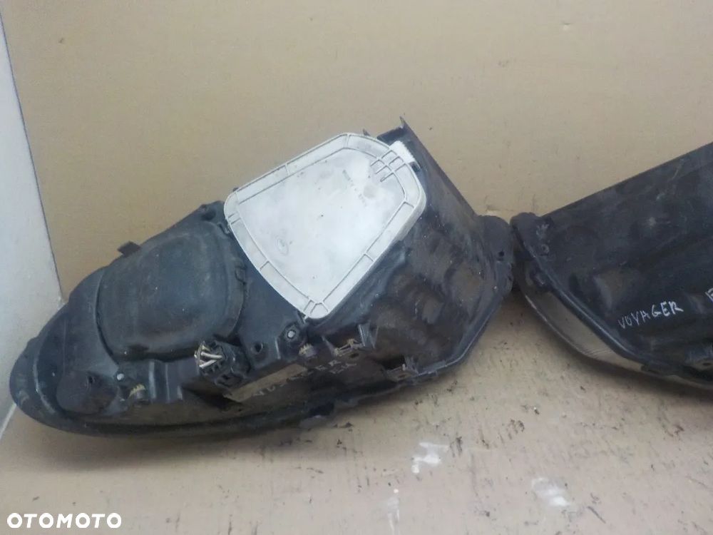 CHRYSLER VOYAGER IV LAMPA PRAWY PRZÓD EUROPA - 6