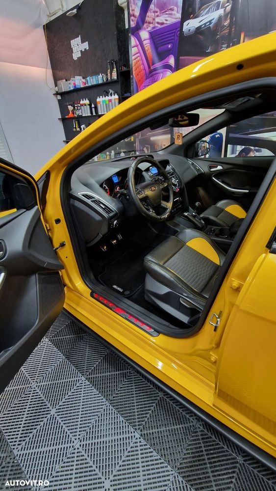 Ford Focus 2.0 Ecoboost ST - 17