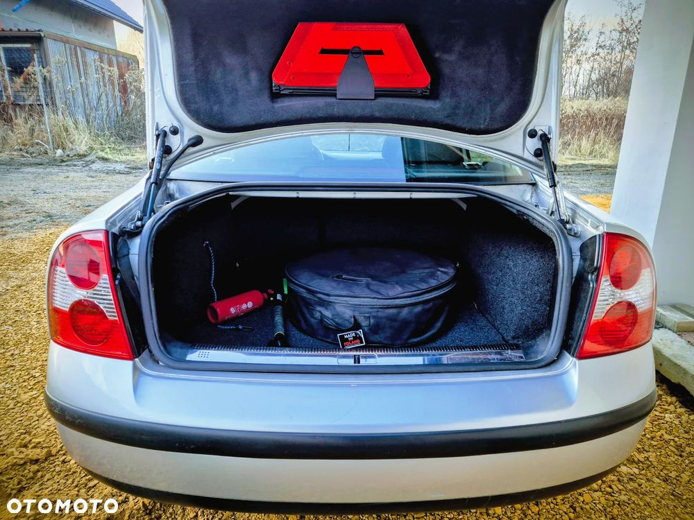 Volkswagen Passat 1.6 Comfortline Family - 6