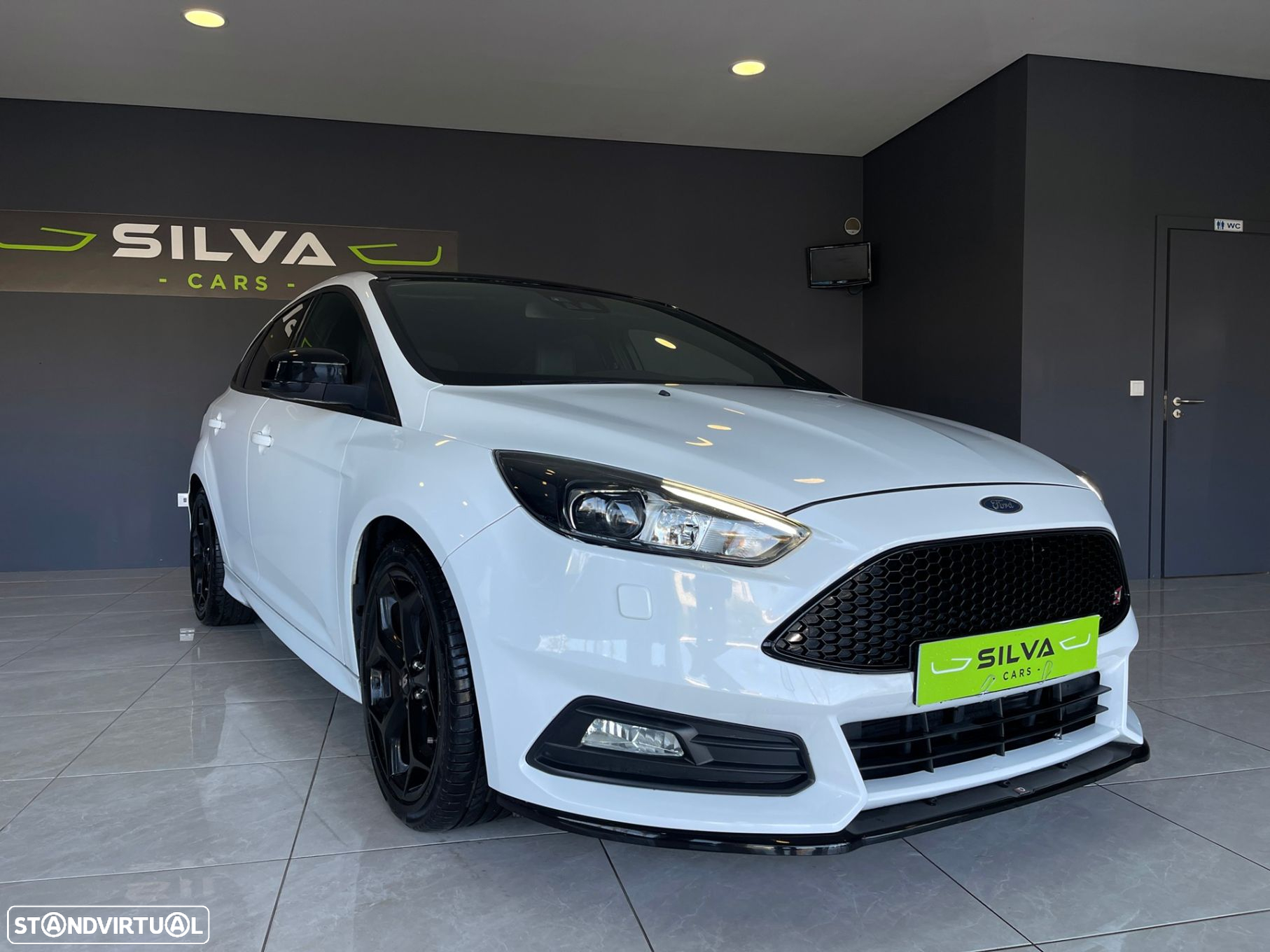 Ford Focus 2.0i ST-2 - 17