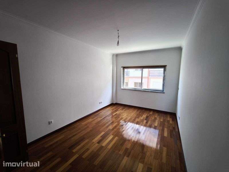 APARTAMENTO T2 RENOVADO | Vale Mourão | Garagem e Arrecadação - Grande imagem: 4/12