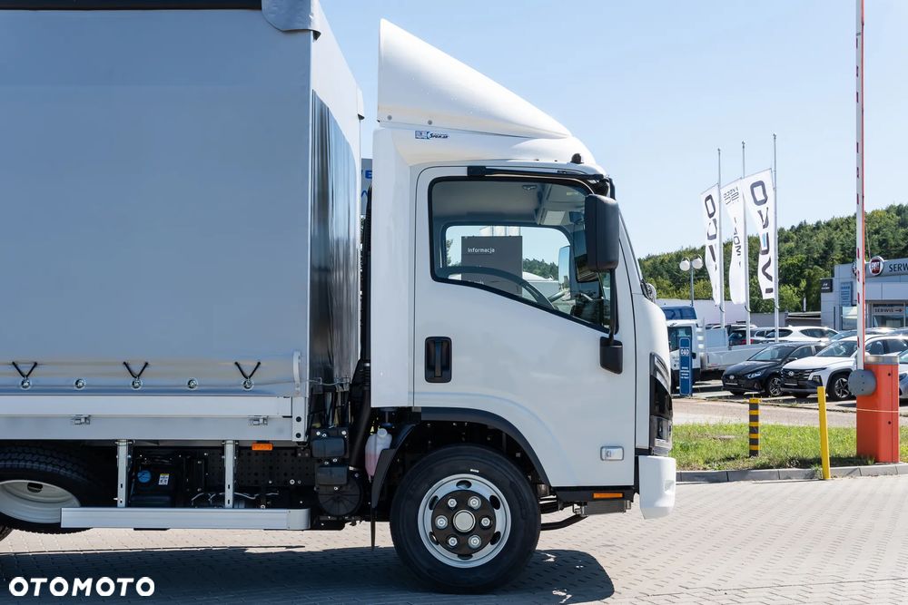 Isuzu M30 plandeka z windą - 14