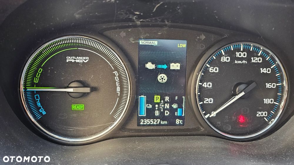 Mitsubishi Outlander 2.0 4WD Plug-In Hybrid Plus - 26