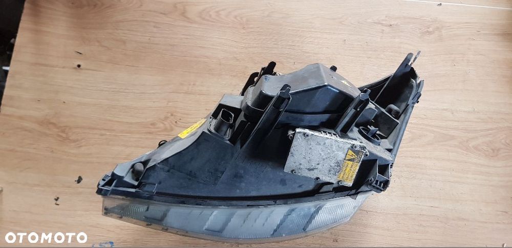 FORD FOCUS MK I LAMPA XENON PRAWA - 2