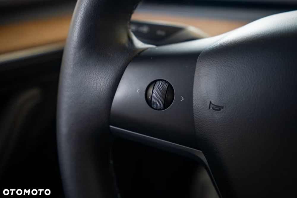 Tesla Model Y Long Range Dual Motor AWD - 14