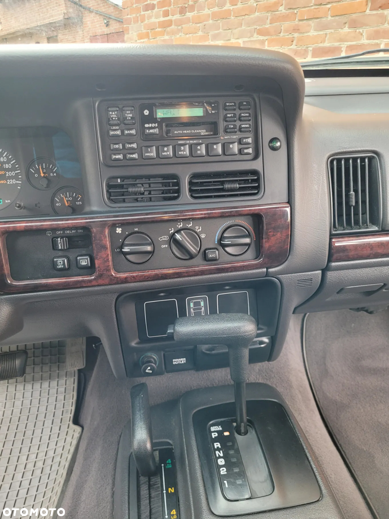 Jeep Grand Cherokee - 23