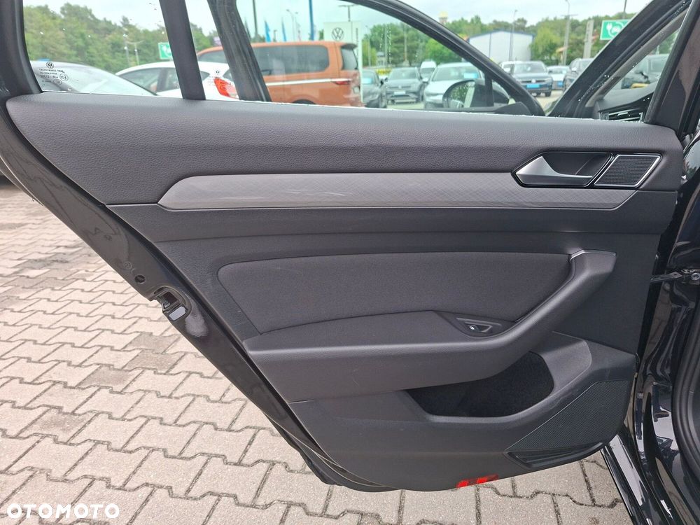 Volkswagen Passat - 12