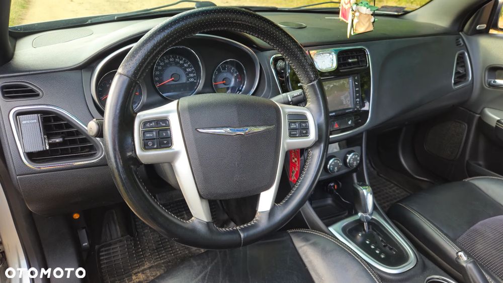 Chrysler 200 - 22