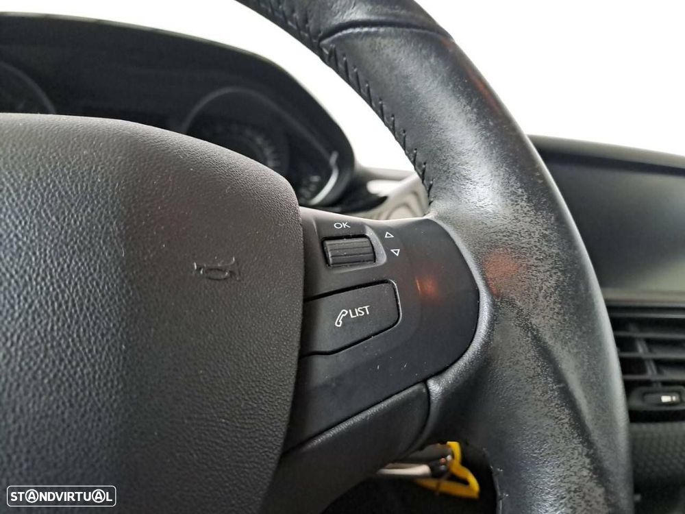 Peugeot 208 1.2 PureTech Signature - 17