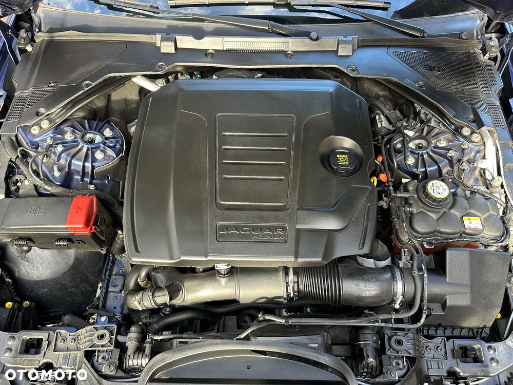 Jaguar XE 2.0 P300 AWD R-Dynamic HSE - 9