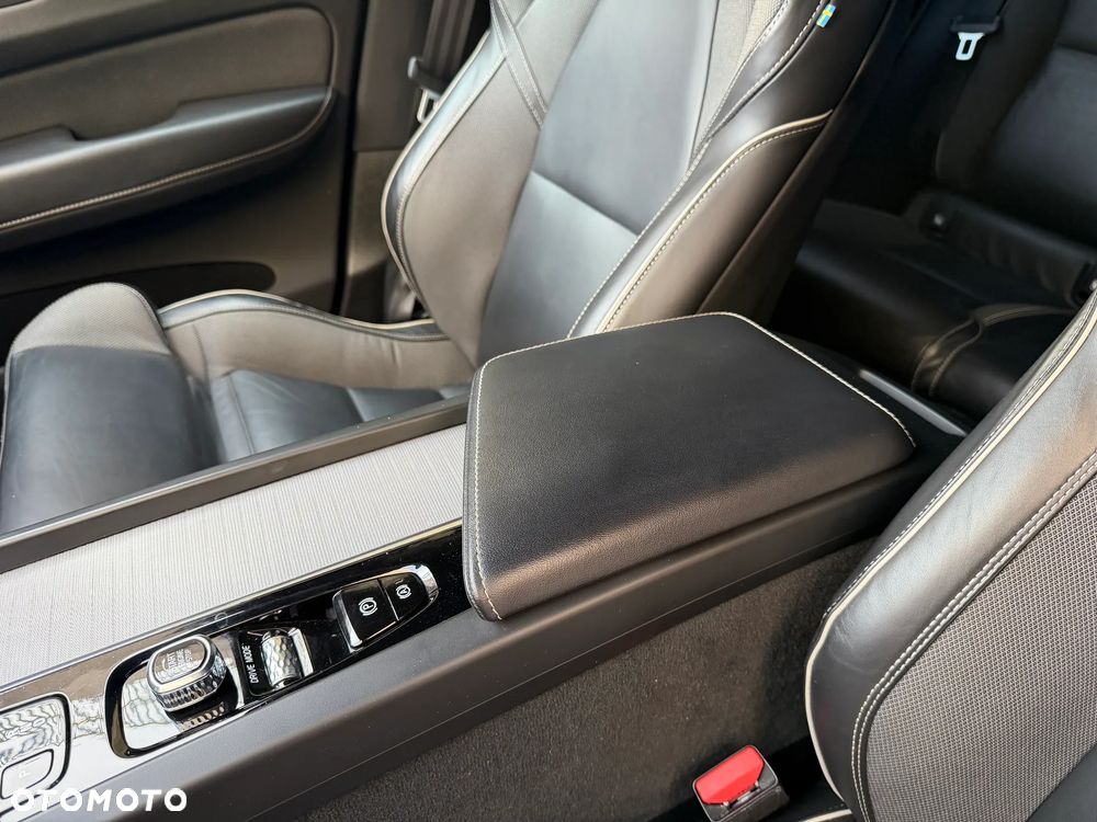 Volvo XC 60 B4 D AWD R-Design - 35