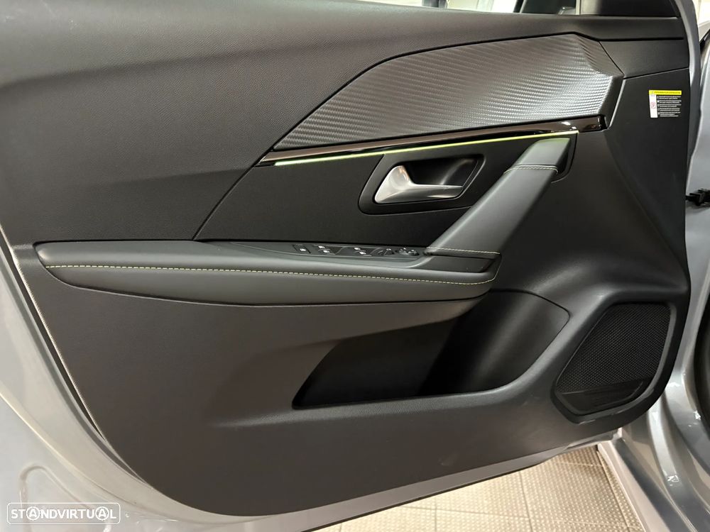 Peugeot e-208 GT - 18