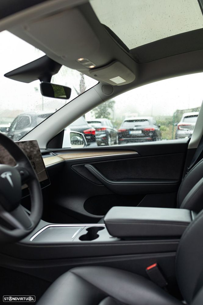 Tesla Model Y Standard RWD - 19