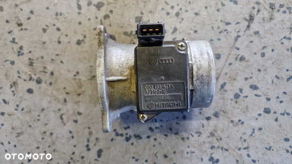 AUDI A80 B4 2.0 PRZEPŁYWOMIERZ POWIETRZA 050133471A
