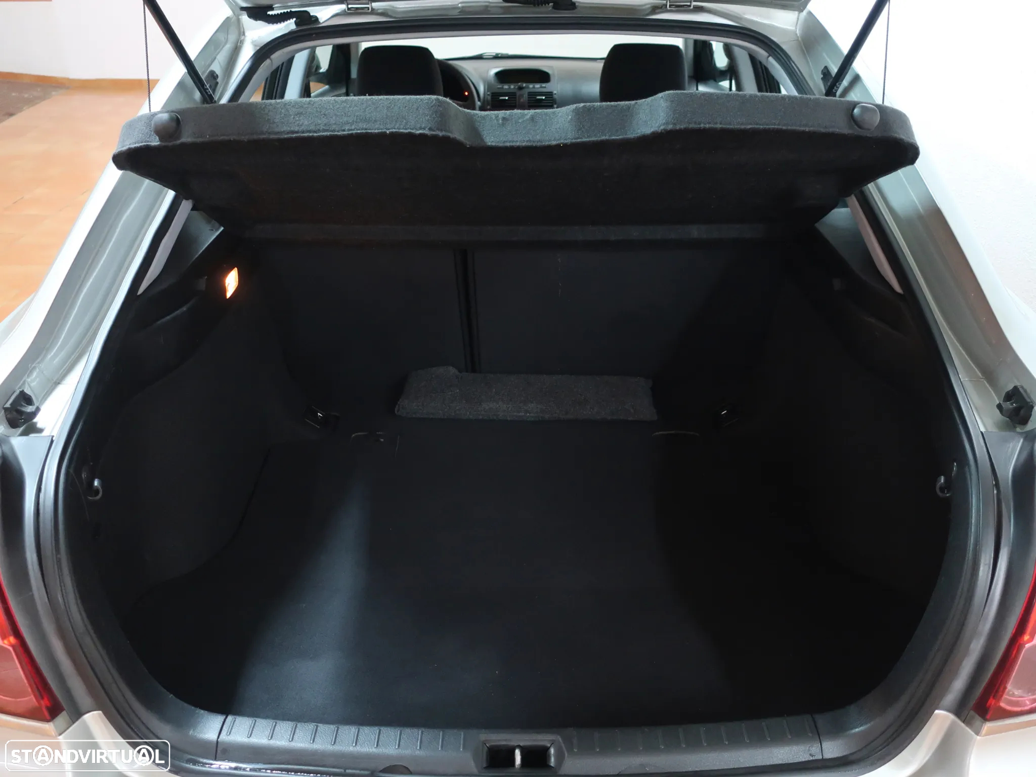 Toyota Avensis SD 2.0 D-4D Sol - 11