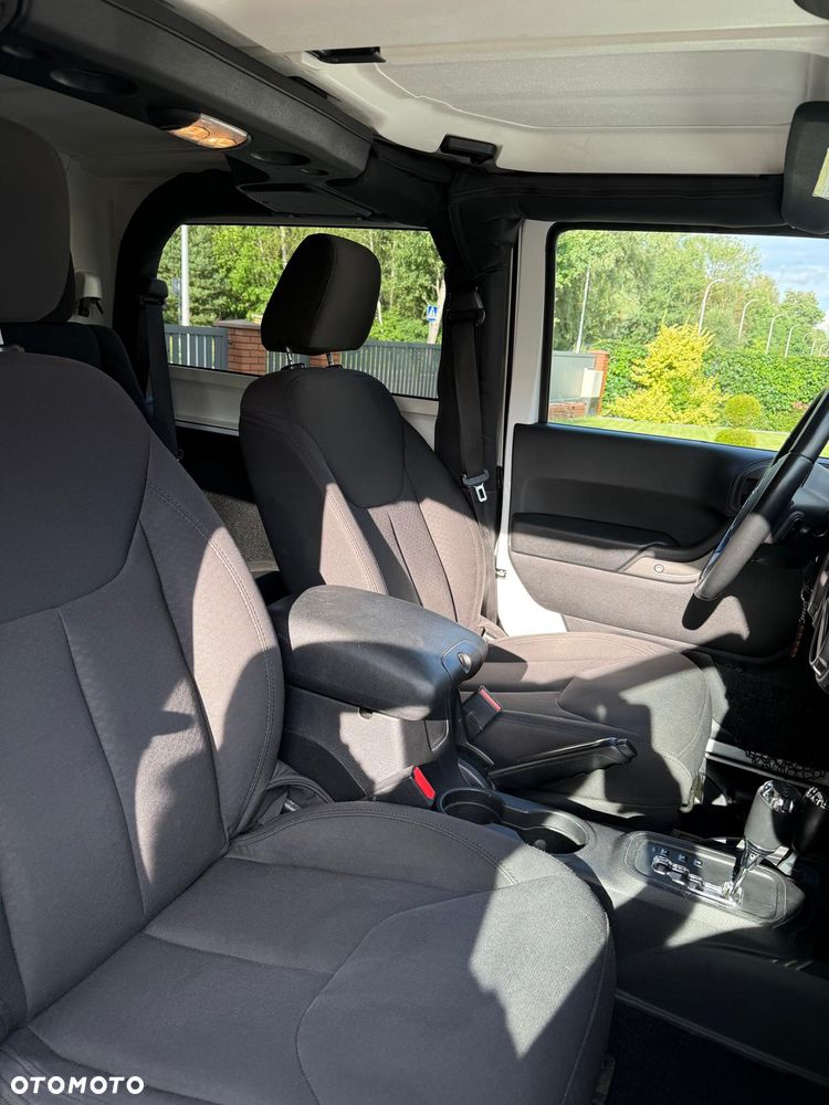 Jeep Wrangler - 12