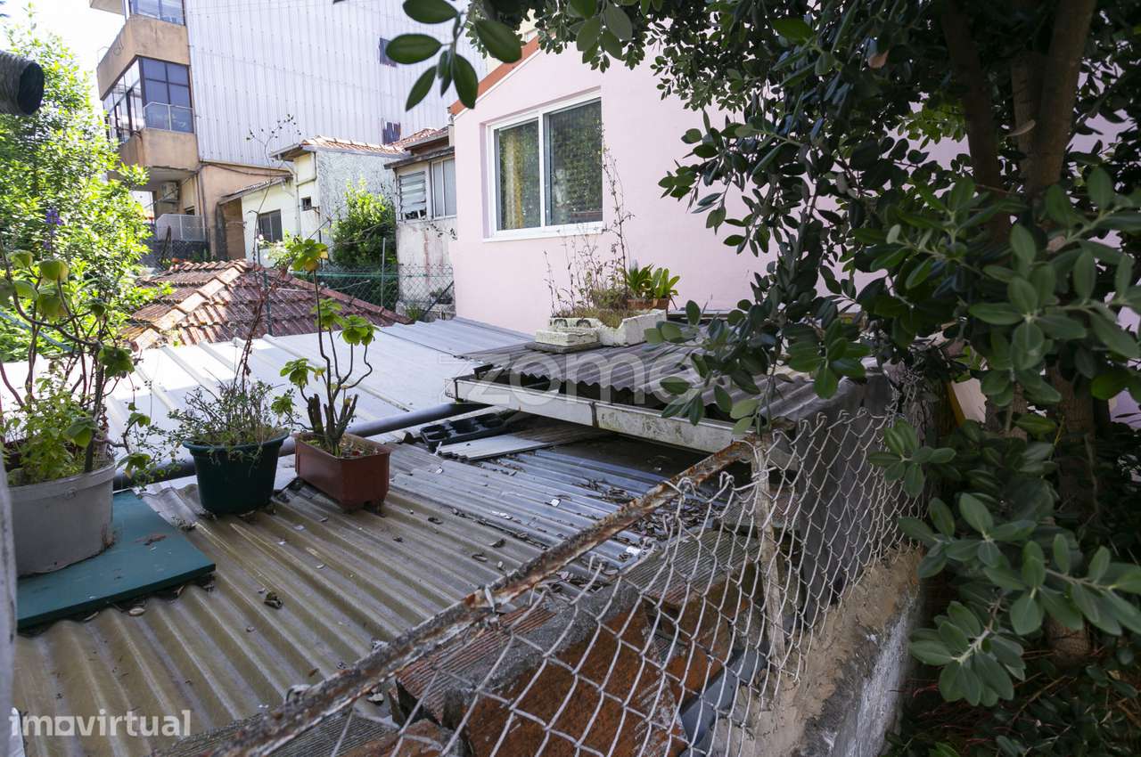 Armazém em cave com 160m ² e logradouro privativo nas Antas – Porto...