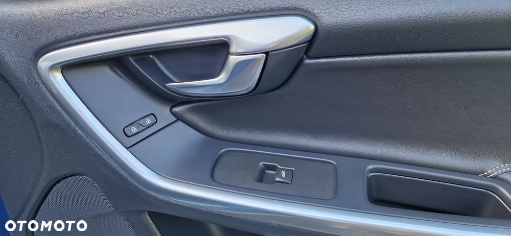 Volvo V60 D6 AWD Plug-in Hybrid Momentum - 33