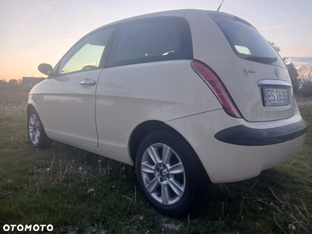 Lancia Ypsilon 1.2 8V Argento (5 os.) - 10