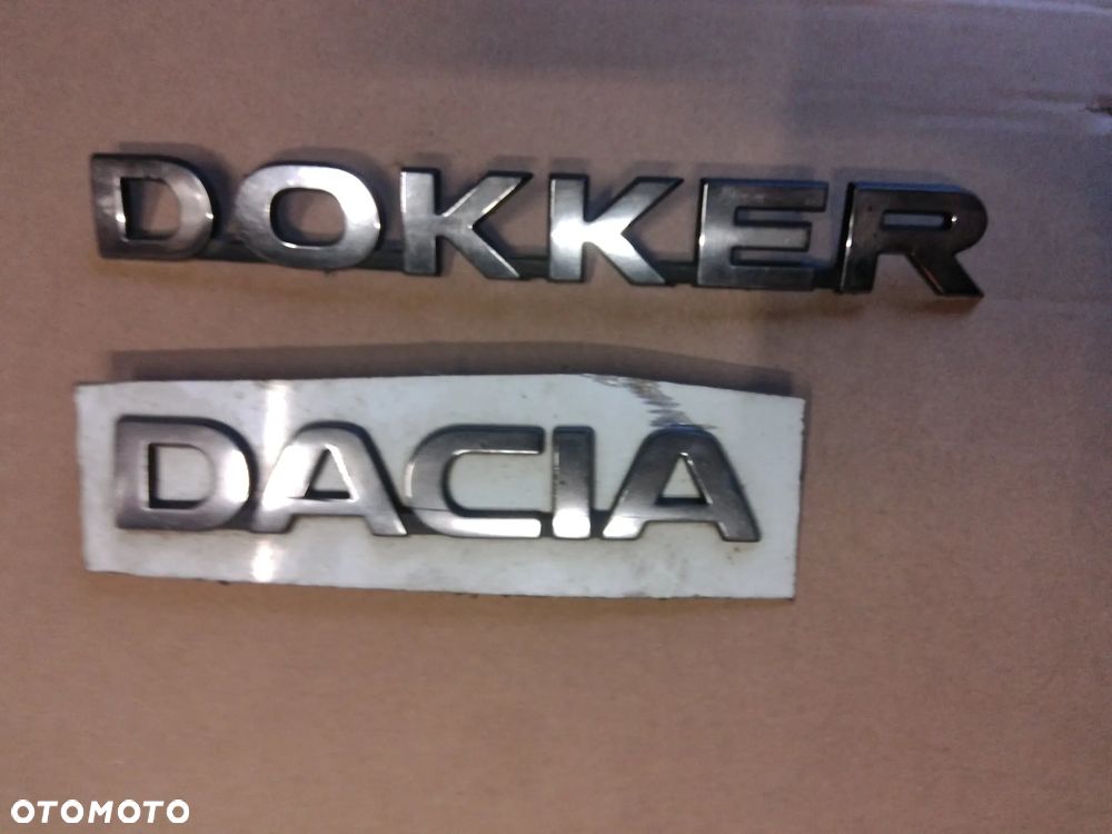 DACIA DOKKER 2 SZT EMBLEMAT ROZNE CZESCI PYTAC