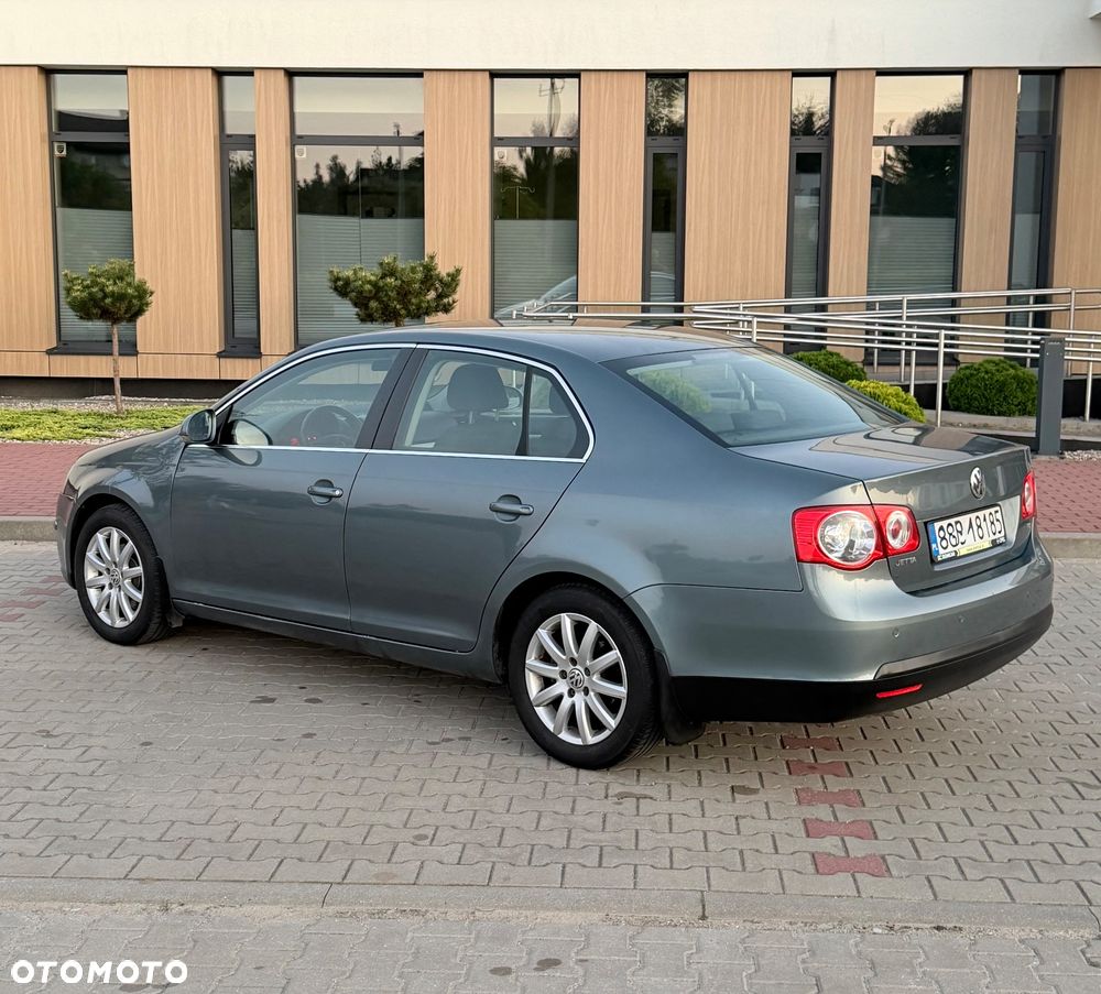 Volkswagen Jetta 1.6 FSI Comfortline - 11