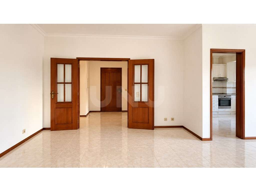 Apartamento T2 com Elevador e Duas Varandas - Cavaco - Santa Maria ... - Grande imagem: 2/23