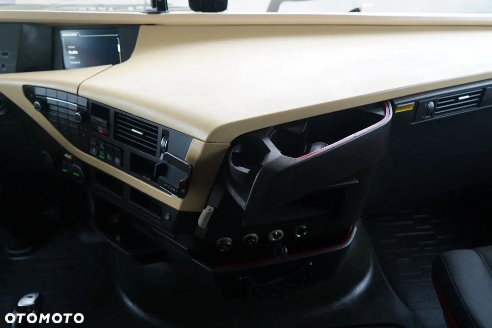 Volvo FH 460 /  KLIMA POSTOJOWA / STANDARD / I-SHIFT / - 33