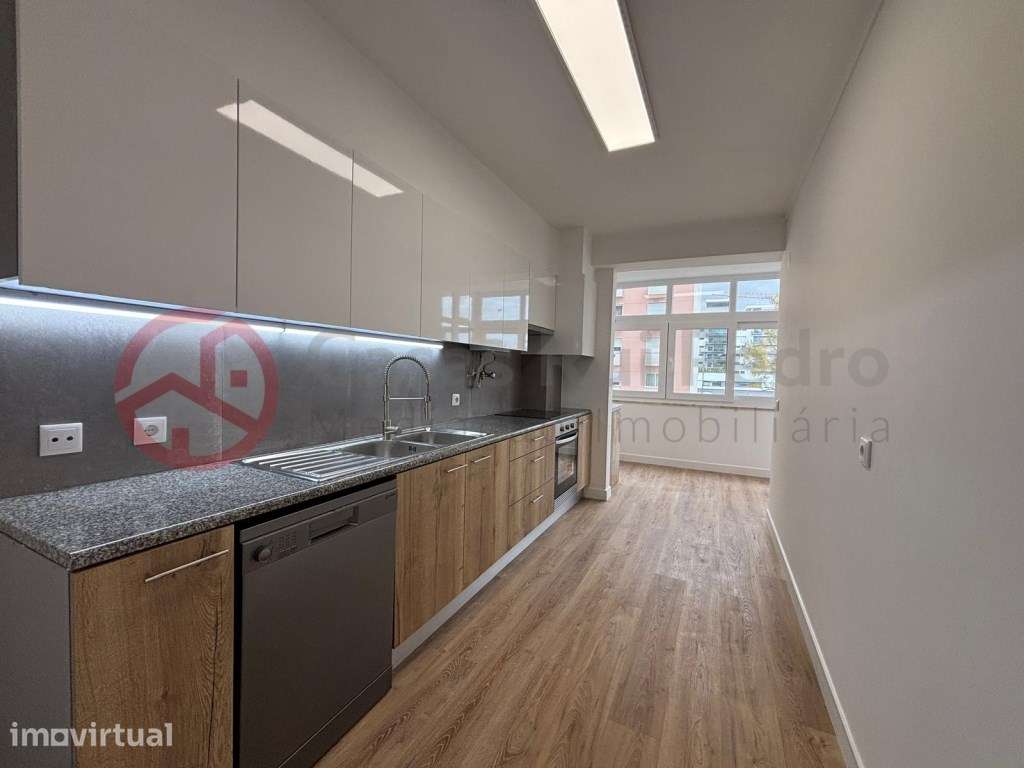 Apartamento T3 remodelado, com parqueamento e arrecadação, na Estra... - Grande imagem: 3/27
