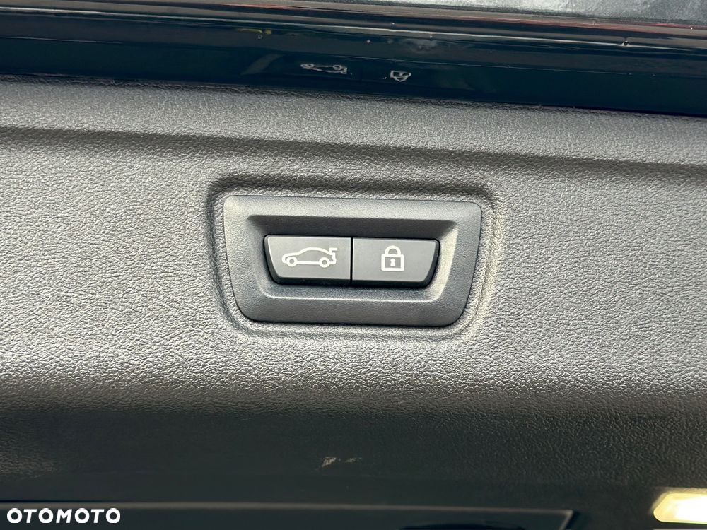 BMW Seria 3 330e M Sport sport - 25