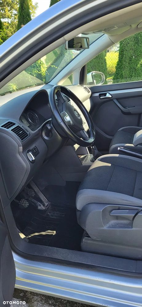 Volkswagen Touran - 12