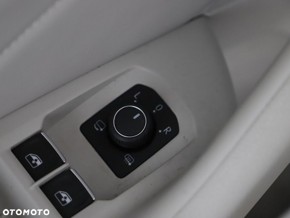 Volkswagen Passat Variant 2.0 TDI Elegance DSG - 24